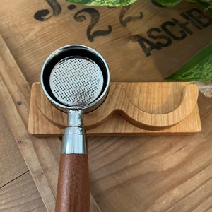 Siebträger Wandhalterung aus Holz - Delonghi Dedica - Zubehör für Kaffeeliebhaber - Delonghi Editon