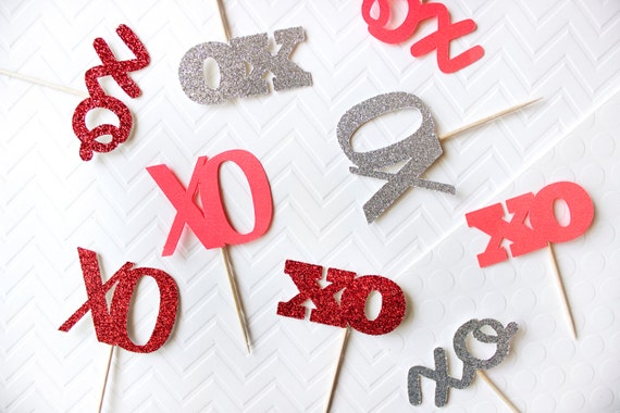 12 XO Valentine's Day Cupcake Toppers // Valentine's Day Toppers // XO Cupcakes // XOXO // Valentine's Day Cupcakes // Hugs and Kisses Il_570xn