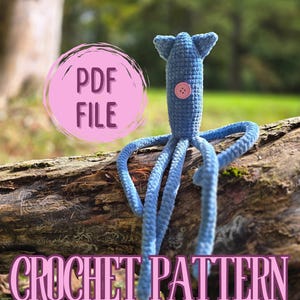 Op de afbeelding: Een haakpatroon voor een blauwe amigurumi-inktvis met een roze knoop voor een oog. Het patroon is beschikbaar als PDF-download. De inktvis zit op een boomstam in een bosrijke omgeving.