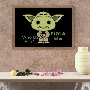 Peut inclure: Une impression encadrée en noir et blanc avec une image de dessin animé de Yoda de Star Wars. Le texte "Who Da Man?" est à gauche et "YODA Man" est à droite.
