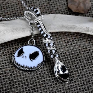Dije de cuchara en miniatura - Collar de alambre de plata - Jack Skellington
