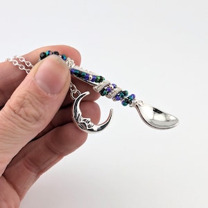 Collar de minicuchara envuelta en alambre con dije de luna - Dark Moon Lilith