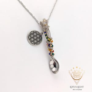 Dije de mini cuchara - Collar de alambre de plata - Arcoíris y oro