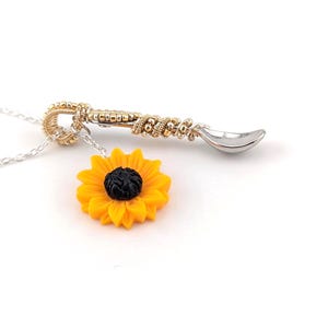 Collar de cuchara de girasol envuelto en alambre de oro y plata