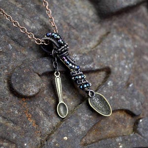 Dije de minicuchara - Collar envuelto en alambre - Morado místico