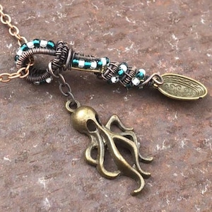 Dije de cuchara mini - Collar envuelto en alambre - Pulpo