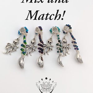 Puede incluir: Cinco cucharas plateadas con temática de pulpo y mangos con cuentas de varios colores. Las cucharas están dispuestas sobre una superficie blanca, con el texto "Mix and Match!" en la parte superior. El logotipo de Lotus Light Designs está en la parte inferior.