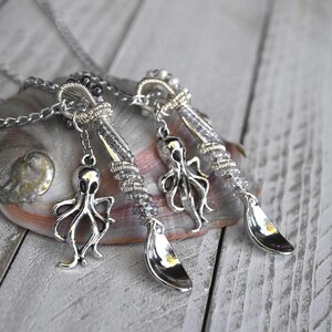 Mini ciondolo a cucchiaio - Collana con filo d'argento avvolto - Polpo di perle