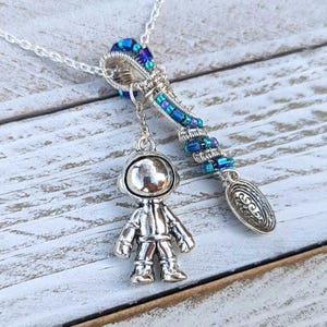 Collar con colgante de mini cuchara envuelto en alambre de plata de Spaceman