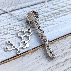Collar con colgante de cuchara envuelta en alambre de plata con molécula de LSD en forma de mini cuchara