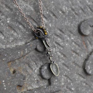 Dije de cuchara pequeña - Collar envuelto en alambre de cobre - Ojo de tigre