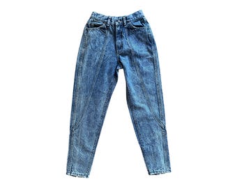 Jeans vintage anni '80 in denim lavato con acido, gamba affusolata, cerniera alla caviglia, da donna, modello Junior, vita 26", realizzati negli Stati Uniti.