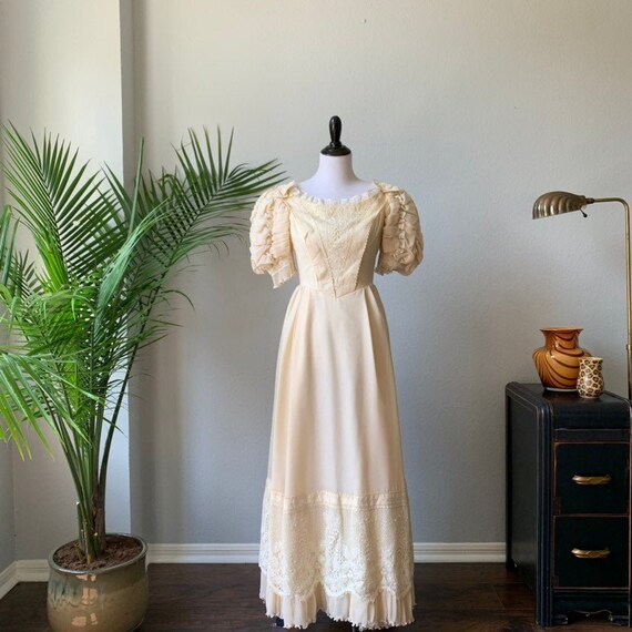 Vintage 1960's puffed sleeve boho wedding dress