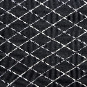 Peut inclure: Tissu noir avec un motif en losanges blancs. Le tissu a une surface texturée.