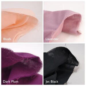 Puede incluir: Cuatro muestras de tela en diferentes colores: rubor, lavanda, ciruela oscura y negro azabache. Cada muestra tiene un borde deshilachado y est&aacute; doblada para mostrar la textura de la tela. Los nombres de los colores est&aacute;n escritos debajo.