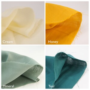 Puede incluir: Un collage de cuatro muestras de tela en crema, miel, mineral y verde azulado. Cada muestra est&aacute; doblada, revelando la textura y el color de la tela. Los nombres de los colores est&aacute;n escritos debajo.