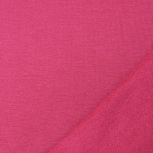 Puede incluir: Primer plano de una tela lisa, s&oacute;lida, de color rojo carmes&iacute;. La tela tiene una textura sutil y un acabado ligeramente brillante.