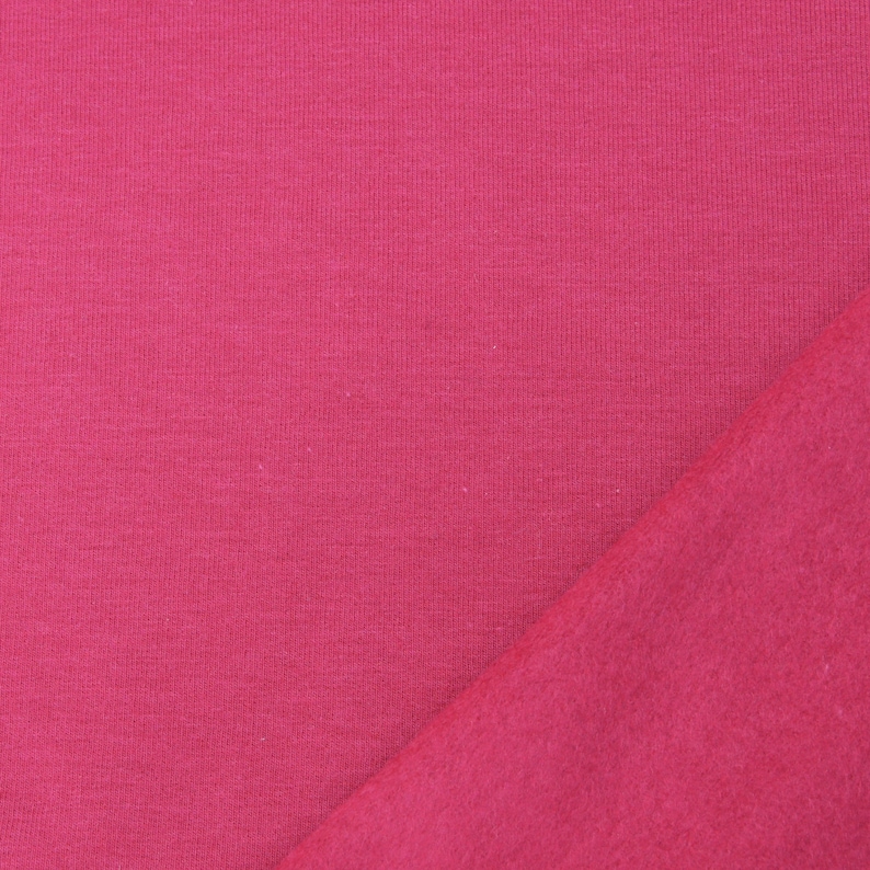 Puede incluir: Primer plano de una tela lisa, s&oacute;lida, de color rojo carmes&iacute;. La tela tiene una textura sutil y un acabado ligeramente brillante.