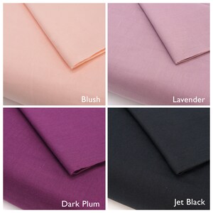 Puede incluir: Un collage de cuatro muestras de tela en colores rubor, lavanda, ciruela oscura y negro azabache. Cada muestra est&aacute; doblada, mostrando la textura y las variaciones de color. Los nombres de los colores est&aacute;n impresos debajo de cada muestra.