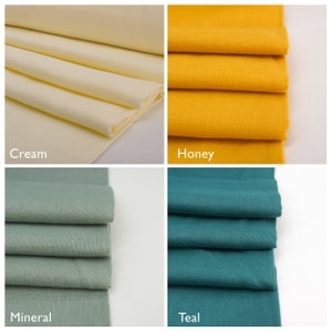 Puede incluir: Un collage de muestras de tela en crema, miel, mineral y turquesa. Cada muestra est&aacute; doblada y apilada, mostrando la textura y las variaciones de color. Los nombres de los colores se muestran debajo de cada muestra.