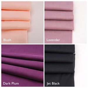 Puede incluir: Un collage de muestras de tela en cuatro colores: rubor, lavanda, ciruela oscura y negro azabache. Cada muestra est&aacute; doblada y apilada, con el nombre del color debajo. Las telas parecen suaves y lisas.