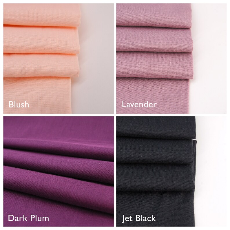 Puede incluir: Un collage de muestras de tela en cuatro colores: rubor, lavanda, ciruela oscura y negro azabache. Cada muestra est&aacute; doblada y apilada, con el nombre del color debajo. Las telas parecen suaves y lisas.