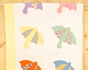 1960年代のモダンなパッチワーク、手縫いのキルティングと刺繍が施され