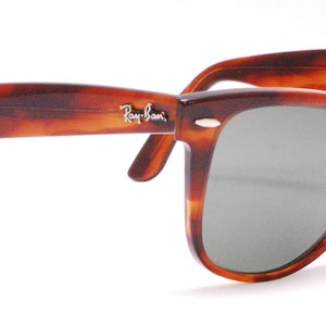 Puede incluir: Gafas de sol con montura de carey y lentes verdes. Las gafas tienen un estilo aviador cl&aacute;sico.