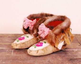 Vintage 1930's/40's First Nations Hand Embroidered Moosehide Moccasins / Mukluks / Fur Trim / Retro Collectable Rare / bjr