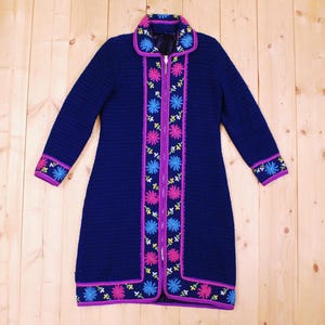 Vintage 1950&#39;s/60&#39;s Hand Knit Full Length COWICHAN Style Sweater / Crewel Embroidery Flower Pattern / Retro Collectable Rare