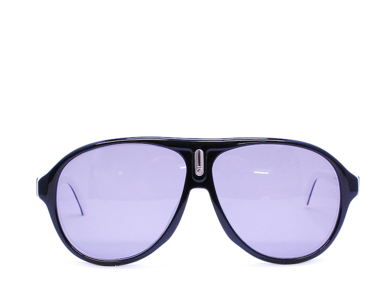 Puede incluir: Gafas de sol aviador negras con puente plateado y lentes tintados de morado.
