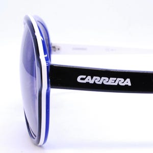 Puede incluir: Gafas de sol con montura azul y blanca, con brazos negros y la palabra "CARRERA" en letras blancas en los brazos.