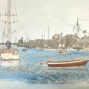 Könnte beinhalten: Ein Aquarellbild, das eine Hafenszene mit einem Segelboot im Vordergrund, mehreren Gebäuden am Ufer und einem kleinen Boot im Wasser zeigt. Das Segelboot trägt den Namen "Miss Lida" auf der Seite. Das Bild ist signiert mit "Mark Dory".