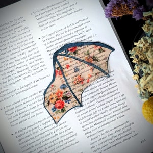 Clear Bookmark Floral Flower Patterned Bat Dragon Wing Goth Gothic Dark Academia Book Lover Reader Gift Handmade Artist Bild 1