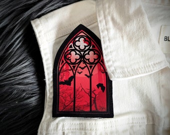 Écusson à coudre cathédrale gothique rouge fenêtre victorienne chauves-souris volantes horreur gothique bizarreries d'halloween université sombre artiste fait main