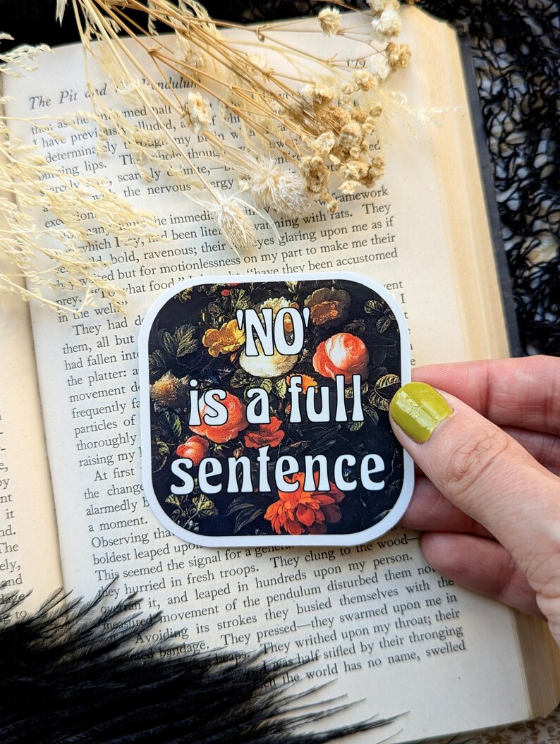 Op de afbeelding: Een sticker met een bloemige achtergrond en de tekst "NO is a full sentence" in witte letters.