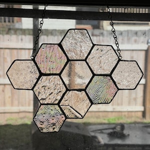 Atrapasol en forma de panal: transparente mixto y transparente con textura iridiscente