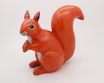 Sculpture d'écureuil en céramique raku