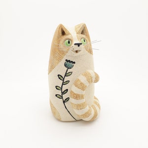 Ceramic cat sculpture: Nougat and the flower