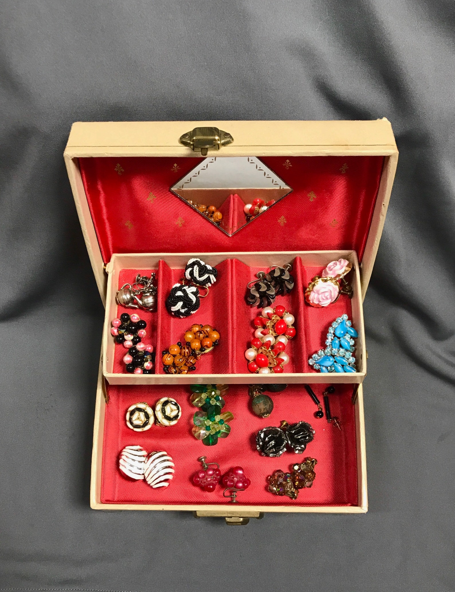 Vintage Small Beige Mele Jewelry Box With 16 Pair of Antique Etsy