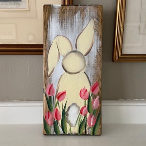 Accrochage mural de lapin de Pâques en bois peint, peinture de lapin rustique sur bois, gardien détagère de Pâques, peinture sur bois de Pâques, décor de porche en bois rustique image 2