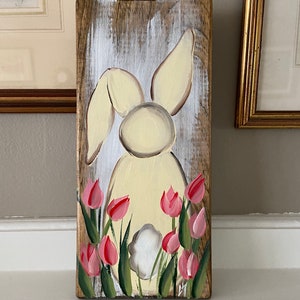 Accrochage mural de lapin de Pâques en bois peint, peinture de lapin rustique sur bois, gardien détagère de Pâques, peinture sur bois de Pâques, décor de porche en bois rustique image 3