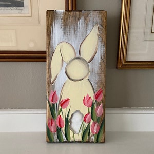 Accrochage mural de lapin de Pâques en bois peint, peinture de lapin rustique sur bois, gardien détagère de Pâques, peinture sur bois de Pâques, décor de porche en bois rustique image 1