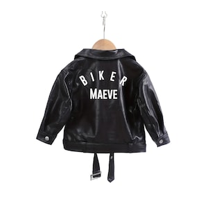 Blouson moto enfant avec texte personnalisé Blouson noir zippé en similicuir avec fermetures à glissière Nom personnalisé Blouson moto enfant brodé motard poussin