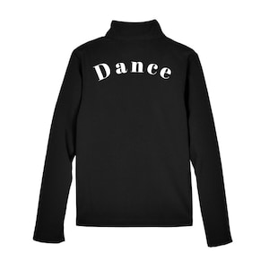 Op de afbeelding: Zwart langarm shirt met rits met het woord "Dance" in wit op de rug.