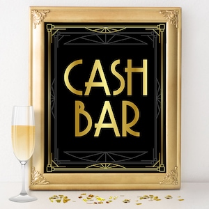 K&ouml;nnte beinhalten: Ein goldfarbener Rahmen mit schwarzem Hintergrund und goldenen Buchstaben, auf dem in einer dekorativen Art-Deco-Schrift "CASH BAR" steht.