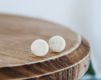 Puces d'oreilles en pâte polymère texturée : hypoallergéniques, finition mate, fabriquées à la main