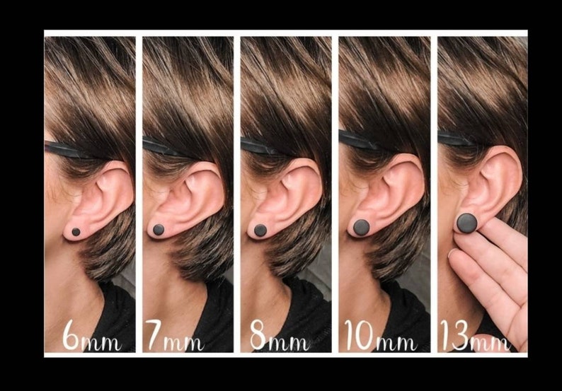 Puede incluir: Una serie de cinco pendientes de bot&oacute;n circulares negros mostrados en l&oacute;bulos de oreja, etiquetados con los tama&ntilde;os 6mm, 7mm, 8mm, 10mm y 13mm. Cada pendiente es un disco negro s&oacute;lido y simple, que demuestra la diferencia de escala visual.