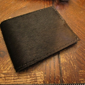 Monedero bifold de piel de becerro genuino 'Hair-On'