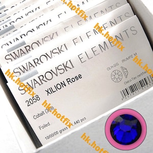 Puede incluir: Un primer plano de un paquete de cristales Swarovski Xilion Rose 2058 cobalto (369) con lámina. El paquete es blanco con texto negro y un código de barras. Los cristales son 10/00/00 bruto 1.440 piezas.